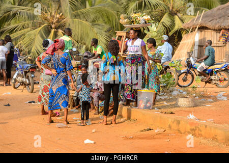 OUIDAH, BENIN - Jan 10, 2017: Beninese non identificato le persone a lavorare al mercato locale. Benin di persone soffrono di povertà a causa di una cattiva economia Foto Stock