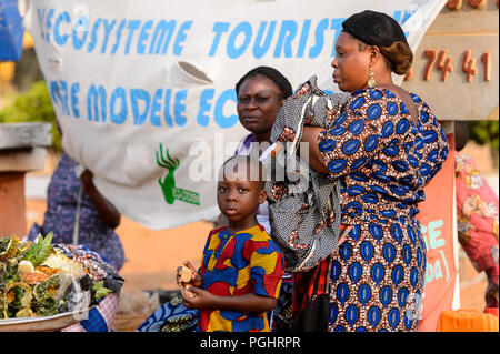 OUIDAH, BENIN - Jan 10, 2017: Beninese non identificato le persone a lavorare al mercato locale. Benin di persone soffrono di povertà a causa di una cattiva economia Foto Stock