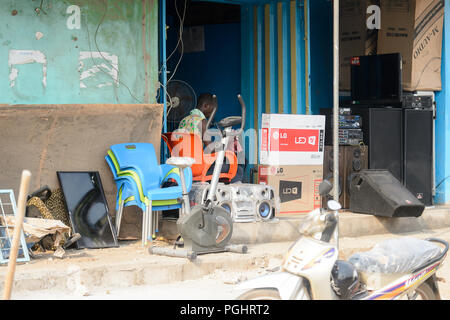 OUIDAH, BENIN - Jan 10, 2017: Non identificato uomo Beninese lavori sulla strada. Benin di persone soffrono di povertà a causa di una cattiva economia Foto Stock