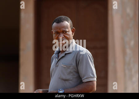 OUIDAH, BENIN - Jan 10, 2017: Non identificato uomo Beninese frawns sulla strada. Benin di persone soffrono di povertà a causa di una cattiva economia Foto Stock