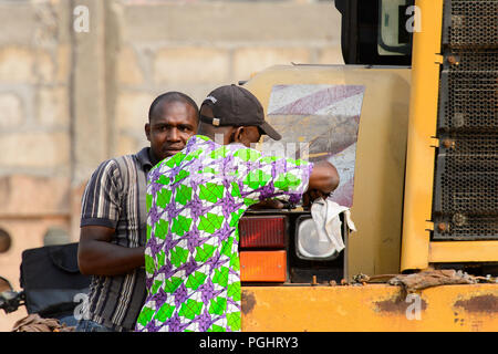 OUIDAH, BENIN - Jan 10, 2017: Non identificato uomo Beninese lavori sulla strada. Benin di persone soffrono di povertà a causa di una cattiva economia Foto Stock