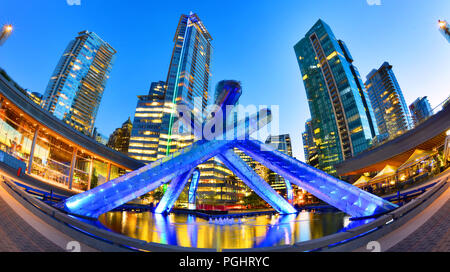 Calderone olimpico a jack Poole Plaza , i punti di riferimento del 2010 Giochi Olimpici Invernali,British Columbia, Canada Foto Stock