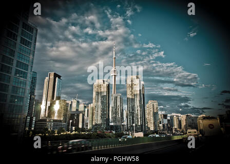 Lo skyline di Toronto, vista da Gardiner autostrada Foto Stock