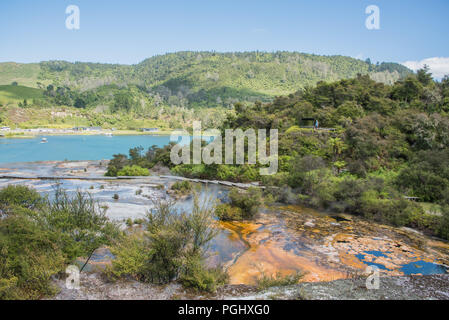 Rotorua,Nuovo Zealand-December 16,2016: turisti visualizzazione attività geotermica presso l'area geotermale Orakei Korako in Rotoraua, Nuova Zelanda Foto Stock