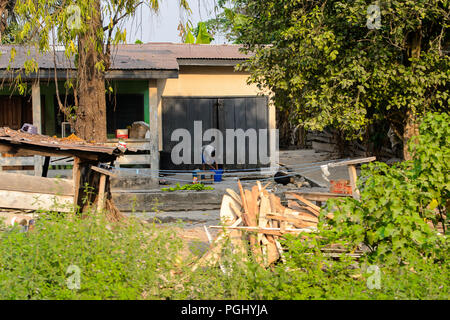 Regione centrale, GHANA - Jan 17, 2017: Unidentified ghanesi donna lava le mani nel bacino nel villaggio locale. Popolo del Ghana soffrono di povertà a causa di Foto Stock