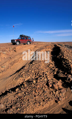 VEICOLO 4WD PARCHEGGIATO ACCANTO A UNA TRATTA RUDIMENTALE DELL'OUTBACK NEL CENTRO DELL'AUSTRALIA. Foto Stock