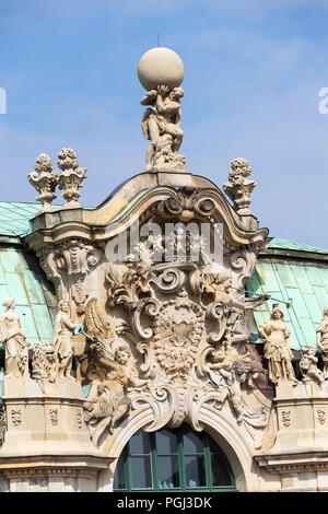 Atlas dio statua sfera di trattenimento sulle spalle, Wallpavillon, Zwinger, Dresden Foto Stock