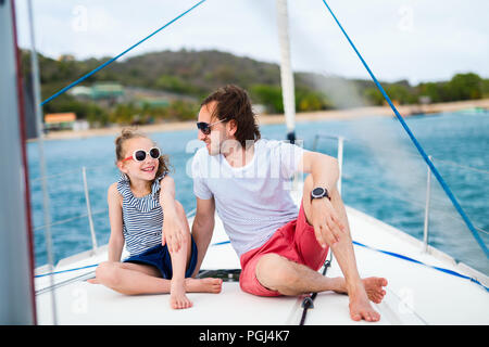 Padre e figlia a bordo di yacht a vela avente estate Viaggi avventura Foto Stock