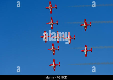 Le forze canadesi 431 Aria squadrone dimostrativo volare in formazione a un air show oltre il porto di Nanaimo sull'Isola di Vancouver British Columbia Ca Foto Stock