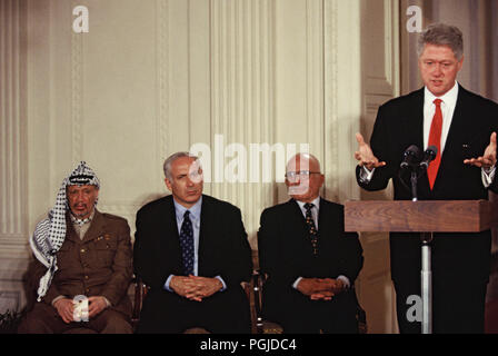 Washington DC 1996/10/2 presidente William Clinton al Medio Oriente conferenza di pace nella Sala Est della Casa Bianca. Da sinistra a destra: Yasir Arafat,Primo Ministro israeliano Benjamin Netanyahu, e Re Hussein,Giordania. Foto di Dennis Brack Foto Stock