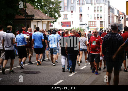 Kaiserslautern, Germania - 28 Luglio 2018: i fan del club di calcio 1. FC Kaiserslautern e TSV 1860 Monaco di Baviera dopo una partita del 3. Bundesliga il 2 luglio Foto Stock