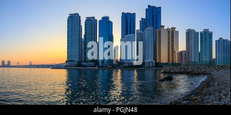 Busan, Corea del Sud - 20 ago 2018 : Twilight vista della città marina nella città di Busan Foto Stock