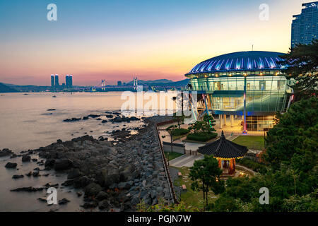 Busan, Corea del Sud - 20 ago 2018 : vista notturna a Nurimaru APEC casa in Dongbaekseom Isola, Haeundae distretto, Corea del Sud, orizzontale Foto Stock