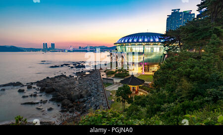 Busan, Corea del Sud - 20 ago 2018 : vista notturna a Nurimaru APEC casa in Dongbaekseom Isola, Haeundae distretto, Corea del Sud, orizzontale Foto Stock