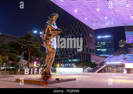 Busan, Corea del Sud - 20 ago 2018 : Tetto pieno di luci a LED è vista dal di sotto ed esterno del Busan Cinema Center (anche chiamato 'Dureraum') in Busa Foto Stock