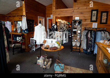 Una vista interna della bella & Chic Boutique in speculatore, NY USA dotate di abbigliamento, gioielli, calzature e accessori. Foto Stock