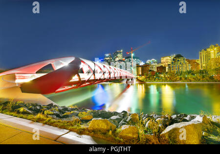 Ponte di pace con il Fiume Bow e parte del centro cittadino di Calgary in Alberta Canada di notte Foto Stock