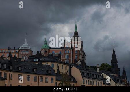 Stoccolma, Svezia, 26 Ago, 2018: case sulla sommità del Mariaberget con un cielo scuro in background. Foto Stock