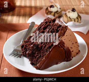 Una fetta di ricchi moist devil's food torta al cioccolato - fotografato con un 60 mp fase una telecamera Foto Stock