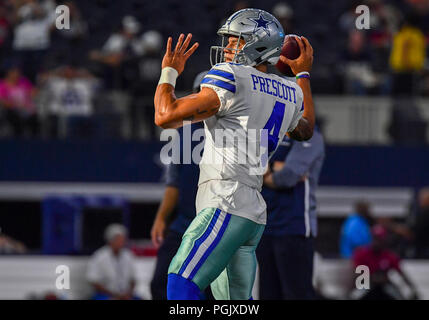 Dallas, Texas, Stati Uniti d'America. 26 Ago, 2018. Agosto 26, 2018: Dallas Cowboys quarterback Dak Prescott #4 si riscalda prima di preseason NFL partita di calcio tra la Arizona Cardinals e Dallas Cowboys di AT&T Stadium di Arlington, TX Arizona conduce 17-0 Dallas a metà Albert Pena/CSM Credito: Cal Sport Media/Alamy Live News Foto Stock