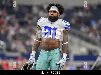 Dallas, Texas, Stati Uniti d'America. 26 Ago, 2018. Agosto 26, 2018: Dallas Cowboys running back Ezechiele Elliott #21 prima di una stagione NFL partita di calcio tra la Arizona Cardinals e Dallas Cowboys di AT&T Stadium di Arlington, TX Arizona conduce 17-0 Dallas a metà Albert Pena/CSM Credito: Cal Sport Media/Alamy Live News Foto Stock