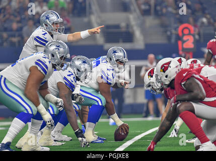 Dallas, Texas, Stati Uniti d'America. 26 Ago, 2018. Agosto 26, 2018: Dallas Cowboys quarterback Cooper Rush #7 sotto il centro durante una stagione NFL partita di calcio tra la Arizona Cardinals e Dallas Cowboys di AT&T Stadium di Arlington, TX Arizona conduce 17-0 Dallas a metà Albert Pena/CSM Credito: Cal Sport Media/Alamy Live News Foto Stock