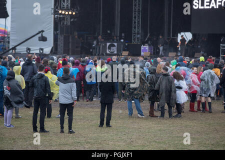 Portsmouth, Regno Unito 26 agosto 2018. Persone ejoying la pioggia al Festival vittorioso © Alex Bailey / Alamy Live News Foto Stock