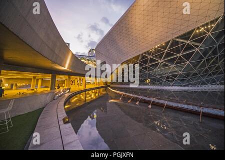 Guangzhou, Guangzhou, Cina. Il 27 agosto, 2018. Guangzhou - Cina-paesaggio notturno del quartiere centrale degli affari di Guangzhou, Cina del sud della provincia di Guangdong. Credito: SIPA Asia/ZUMA filo/Alamy Live News Foto Stock