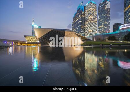 Guangzhou, Guangzhou, Cina. Il 27 agosto, 2018. Guangzhou - Cina-paesaggio notturno del quartiere centrale degli affari di Guangzhou, Cina del sud della provincia di Guangdong. Credito: SIPA Asia/ZUMA filo/Alamy Live News Foto Stock