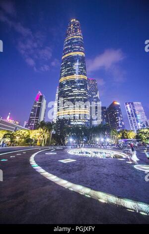 Guangzhou, Guangzhou, Cina. Il 27 agosto, 2018. Guangzhou - Cina-paesaggio notturno del quartiere centrale degli affari di Guangzhou, Cina del sud della provincia di Guangdong. Credito: SIPA Asia/ZUMA filo/Alamy Live News Foto Stock