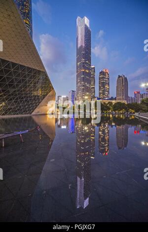 Guangzhou, Guangzhou, Cina. Il 27 agosto, 2018. Guangzhou - Cina-paesaggio notturno del quartiere centrale degli affari di Guangzhou, Cina del sud della provincia di Guangdong. Credito: SIPA Asia/ZUMA filo/Alamy Live News Foto Stock