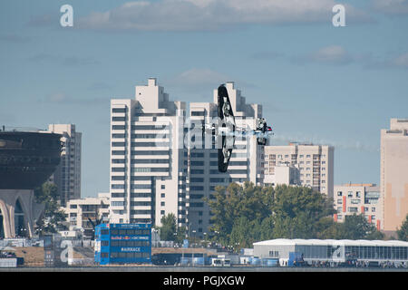 Kazan. 26 Ago, 2018. Martin Sonka della Repubblica ceca compete alla master class della Red Bull Air Race a Kazan su agosto 26, 2018. Credito: Timur Nebo/Xinhua/Alamy Live News Foto Stock