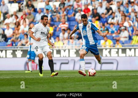 Spagna - 26 agosto: RCD Espanyol centrocampista Marc Roca (21) e Valencia CF centrocampista Daniel Parejo (10) durante il match tra RCD Espanyol v Valencia per il round 2 della Liga Santander, suonato a Cornella-El Prat Stadium il 26 agosto 2018 a Barcellona, Spagna. (Credit: Urbanandsport / Cordon Premere) Credito: CORDON PREMERE/Alamy Live News Foto Stock