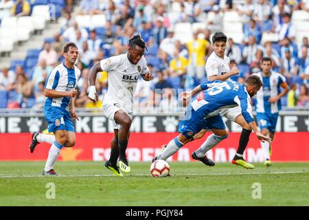 Spagna - 26 agosto: Valencia CF avanti Michy Batshuayi (23) durante il match tra RCD Espanyol v Valencia per il round 2 della Liga Santander, suonato a Cornella-El Prat Stadium il 26 agosto 2018 a Barcellona, Spagna. (Credit: Urbanandsport / Cordon Premere) Credito: CORDON PREMERE/Alamy Live News Foto Stock