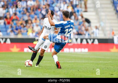Spagna - 26 agosto: Valencia CF centrocampista Daniel Parejo (10) e RCD Espanyol defender Didac (12) durante il match tra RCD Espanyol v Valencia per il round 2 della Liga Santander, suonato a Cornella-El Prat Stadium il 26 agosto 2018 a Barcellona, Spagna. (Credit: Urbanandsport / Cordon Premere) Credito: CORDON PREMERE/Alamy Live News Foto Stock