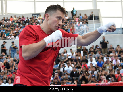 In California, Stati Uniti d'America. 26 Ago, 2018. Los Angeles, CA, Stati Uniti d'America. 26 Ago, 2018. Middleweight campione del pugilato Gennady ?GGG? Allenamenti Golovkin per i tifosi Domenica a Banc della California Stadium. Oggi GGG e Canelo Alvarez ha fatto media day gli allenamenti in preparazione per il loro anticipato rivincita su Settembre 15 a Las Vegas.Foto da Gene Blevins/LA/DailyNews SCNG/ZUMAPRESS Credit: Gene Blevins/ZUMA filo/Alamy Live News Foto Stock