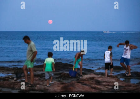 Attica, Grecia. 26 Ago, 2018. La luna piena è visibile in alto nel cielo sopra la spiaggia di Artemida, 25 chilometri a est di Atene, Grecia, Agosto 26, 2018. Credito: Lefteris Partsalis/Xinhua/Alamy Live News Foto Stock