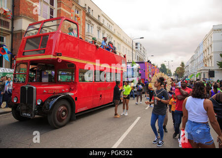 Ladbroke Grove, Londra, UK, 27 agosto 2108, esecutori di carnevale in abiti colorati durante l'ultimo giorno del carnevale di Notting Hill 2018, esecutori di carnevale, © Richard Soans/Alamy Live News Foto Stock