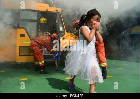 Cangzhou cinese nella provincia di Hebei. Il 27 agosto, 2018. I bambini partecipano in un drill incendio a Xinhua distretto di Cangzhou, città del nord della Cina nella provincia di Hebei, Agosto 27, 2018. I bambini e gli studenti al quartiere Xinhua ha partecipato a un trapano di emergenza incendio prima che il nuovo semestre. Credito: Fu Xinchun/Xinhua/Alamy Live News Foto Stock