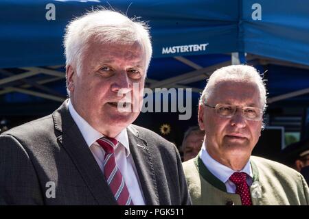 Freilassing, Baviera, Germania. Il 27 agosto, 2018. Ministero degli interni tedesco Horst SEEHOFER e Ministro degli interni bavarese JOACHIM HERRMANN reso apparenze a Freilassing Saalbruecke varcare il confine tra Germania e Austria per discutere i risultati della neo-costituita Grenzschutzpolizei bavarese (la protezione alle frontiere della polizia).Nonostante questo, la polizia federale ha dato l'approvazione di questa nuova agenzia Foto Stock