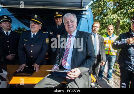 Freilassing, Baviera, Germania. Il 27 agosto, 2018. Ministero degli interni tedesco Horst SEEHOFER e Ministro degli interni bavarese JOACHIM HERRMANN reso apparenze a Freilassing Saalbruecke varcare il confine tra Germania e Austria per discutere i risultati della neo-costituita Grenzschutzpolizei bavarese (la protezione alle frontiere della polizia).Nonostante questo, la polizia federale ha dato l'approvazione di questa nuova agenzia Foto Stock