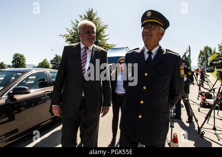 Freilassing, Baviera, Germania. Il 27 agosto, 2018. Ministero degli interni tedesco Horst SEEHOFER e Ministro degli interni bavarese JOACHIM HERRMANN reso apparenze a Freilassing Saalbruecke varcare il confine tra Germania e Austria per discutere i risultati della neo-costituita Grenzschutzpolizei bavarese (la protezione alle frontiere della polizia).Nonostante questo, la polizia federale ha dato l'approvazione di questa nuova agenzia Foto Stock