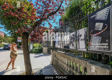 Venezia, Italia. 27 Agosto, 2018. Un turista osserva i manifesti delle passate edizioni della 75° edizione del Festival del Cinema di Venezia il 27 agosto 2018 a Venezia, Italia. © Stefano Mazzola/risveglio/Alamy Live News Foto Stock