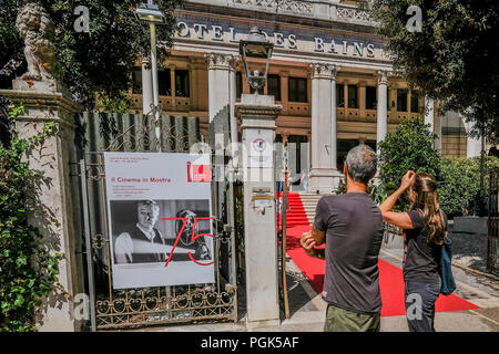 Venezia, Italia. 27 Agosto, 2018. Un turista osserva i manifesti delle passate edizioni della 75° edizione del Festival del Cinema di Venezia il 27 agosto 2018 a Venezia, Italia. © Stefano Mazzola/risveglio/Alamy Live News Foto Stock