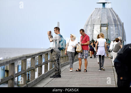 Al rimprovero, Deutschland. 14 Ago, 2018. Turisti sul ponte del mare di fronte alla campana subacquea in Sellin su Ruegen, presa su 14.08.2018. Ruegen è considerato uno dei capisaldi turistici di Germanie, con quasi sei milioni di superamenti nel 2015, è considerato il più popolare tedesco vacanze isola. Credito: Matthias Toedt/dpa-Zentralbild/ZB/Picture Alliance | in tutto il mondo di utilizzo/dpa/Alamy Live News Foto Stock