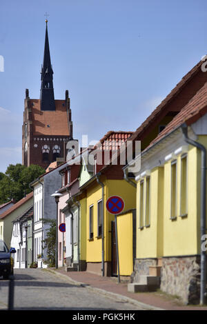 Vista dal centro storico vicolo della città di Usedom alla torre della chiesa di Santa Maria la Chiesa, prese su 19.08.2018. Costruita in stile tardo gotico la chiesa di Santa Maria nella città di Usedom sulla penisola del Mar Baltico è stato menzionato per la prima volta nel XIV secolo ha quattro campane nella torre della chiesa sono ancora funwithtelalterliche piastre grave. Foto: Matthias Toedt / dpa-Zentralbild / ZB / Picture Alliance | Utilizzo di tutto il mondo Foto Stock