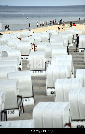 Al rimprovero, Deutschland. 14 Ago, 2018. Badegaeste prima stabilito Strandkoerben il mare nel mar Baltico resort Sellin su Ruegen, presa su 14.08.2018. Ruegen è considerato uno dei capisaldi turistici di Germanie, con quasi sei milioni di superamenti nel 2015, è considerato il più popolare tedesco vacanze isola. Credito: Matthias Toedt/dpa-Zentralbild/ZB/Picture Alliance | in tutto il mondo di utilizzo/dpa/Alamy Live News Foto Stock