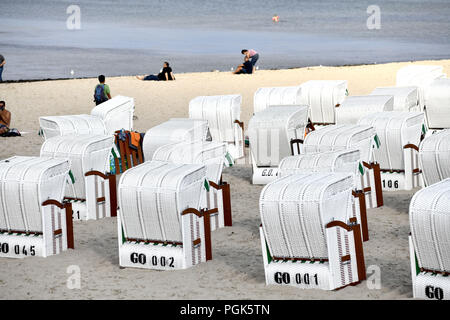 Al rimprovero, Deutschland. 14 Ago, 2018. In una fila Strandkoerbe eretto sul mare nel mar Baltico resort di Sellin su Ruegen, aggiunto il 14.08.2018. Ruegen è considerato uno dei capisaldi turistici di Germanie, con quasi sei milioni di superamenti nel 2015, è considerato il più popolare tedesco vacanze isola. Credito: Matthias Toedt/dpa-Zentralbild/ZB/Picture Alliance | in tutto il mondo di utilizzo/dpa/Alamy Live News Foto Stock