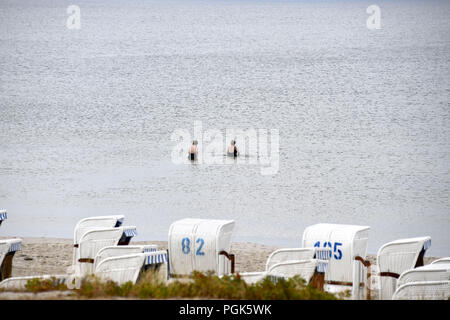 Al rimprovero, Deutschland. 14 Ago, 2018. Badegaeste nel Mar Baltico in Binz su Ruegen, aggiunto il 14.08.2018. Ruegen è considerato uno dei capisaldi turistici di Germanie, con quasi sei milioni di superamenti nel 2015, è considerato il più popolare tedesco vacanze isola. Credito: Matthias Toedt/dpa-Zentralbild/ZB/Picture Alliance | in tutto il mondo di utilizzo/dpa/Alamy Live News Foto Stock