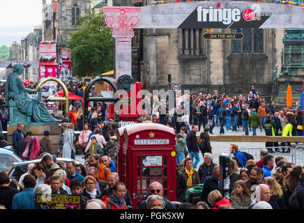 Edimburgo, Scozia, Regno Unito. 27 Agosto, 2018. Il giorno finale della Edinburgh Fringe Festival 2018, il Royal Mile è ancora molto affollata di turisti che si godono il live degli artisti di strada. Credito: Iain Masterton/Alamy Live News Foto Stock